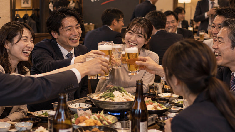 大人数の宴会でビールジョッキを合わせる様子