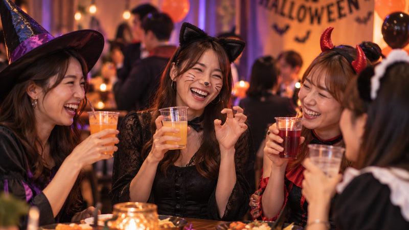 ハロウィンの仮装パーティーで乾杯する女性たち